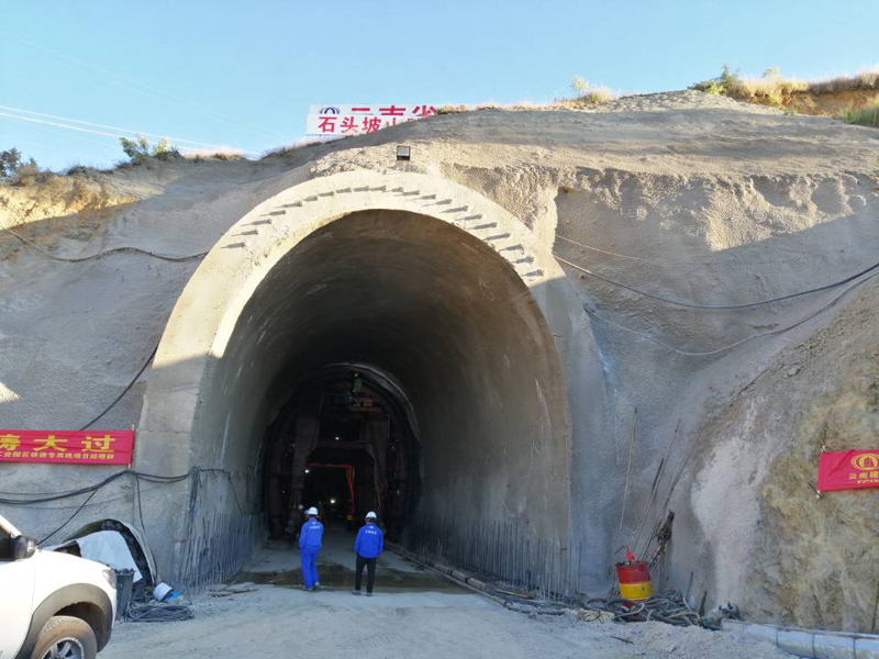 石頭坡山隧道進(jìn)口.jpg